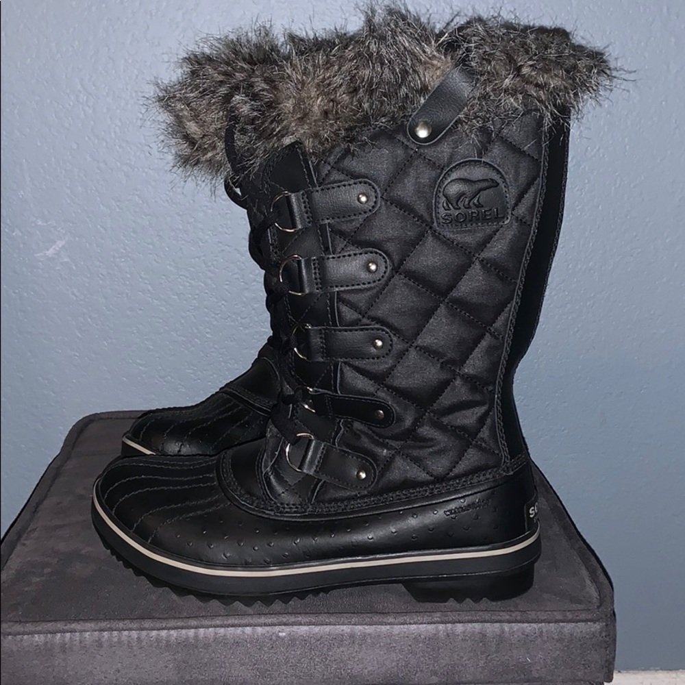 Black Sorel snow boots